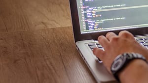 é por meio das APIs que os bancos "conversam" entre si e compartilham dados e informações