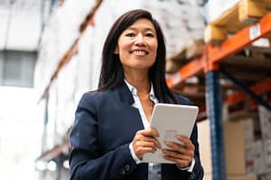 mulher asiática avaliando conseguir capital de giro usando recebíveis