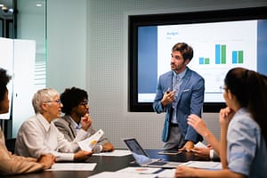 empresários conversando sobre como calcular o capital de giro
