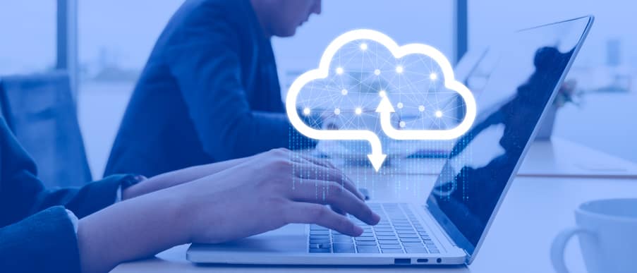 Open Banking e digital cash management qual a relação? Empresário trabalhando no laptop